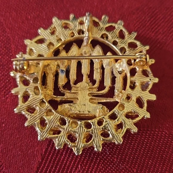 Beautiful Goldtone Menorah Brooch/ Pendant - Picture 3 of 4